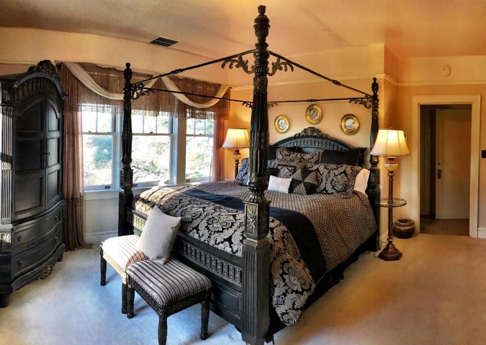 Superior King Room interior